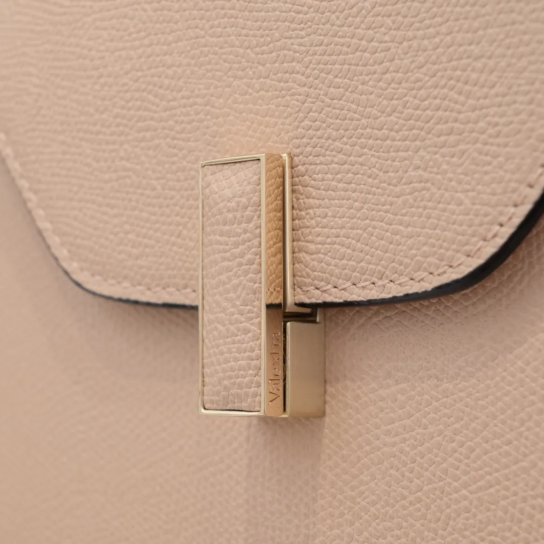 Valextra, the name of Italy's beloved horse, Iside is Val. One of extra's most iconic designs. There is no obvious logo, but the simple collective line design is very recognizable, full of architectural art, and shows a capable and intellectual style. It is made of imported palm-print lining cowhide, with up to five stitches of handwork, and the shiny oil edges test the skill of the craftsman. Large size: 26cm model 6627#